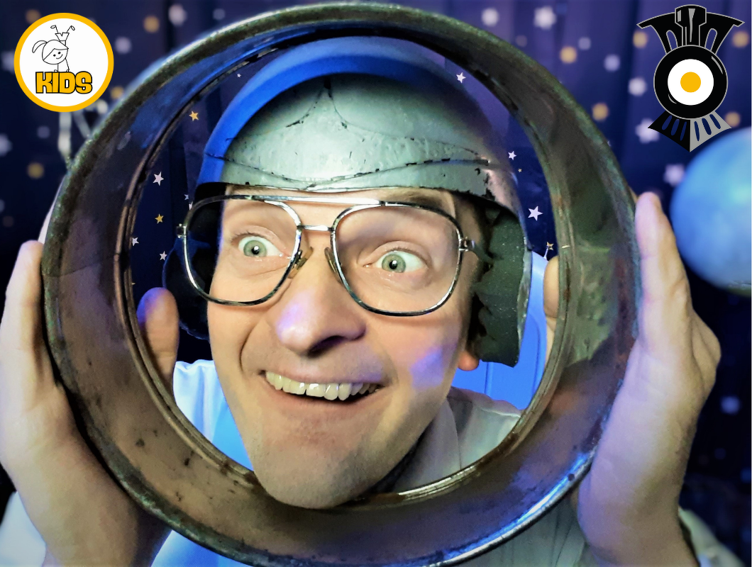 Klein Stationnetje • Meneer B vliegt naar de maan 4+
