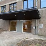 Nieuwe hoofdingang met lampjes